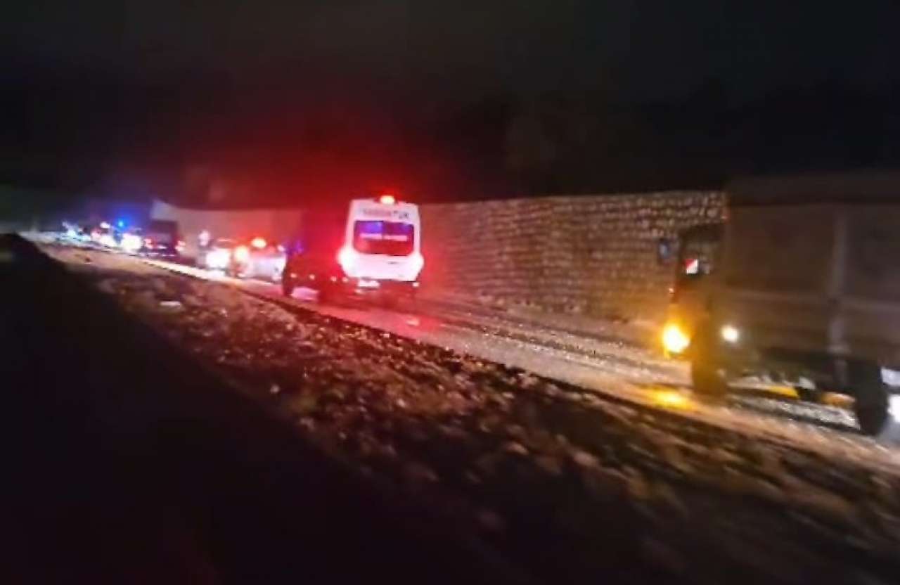 Besni'de yeni yapılan çevre yolu ve istinat duvarı tehlike saçıyor