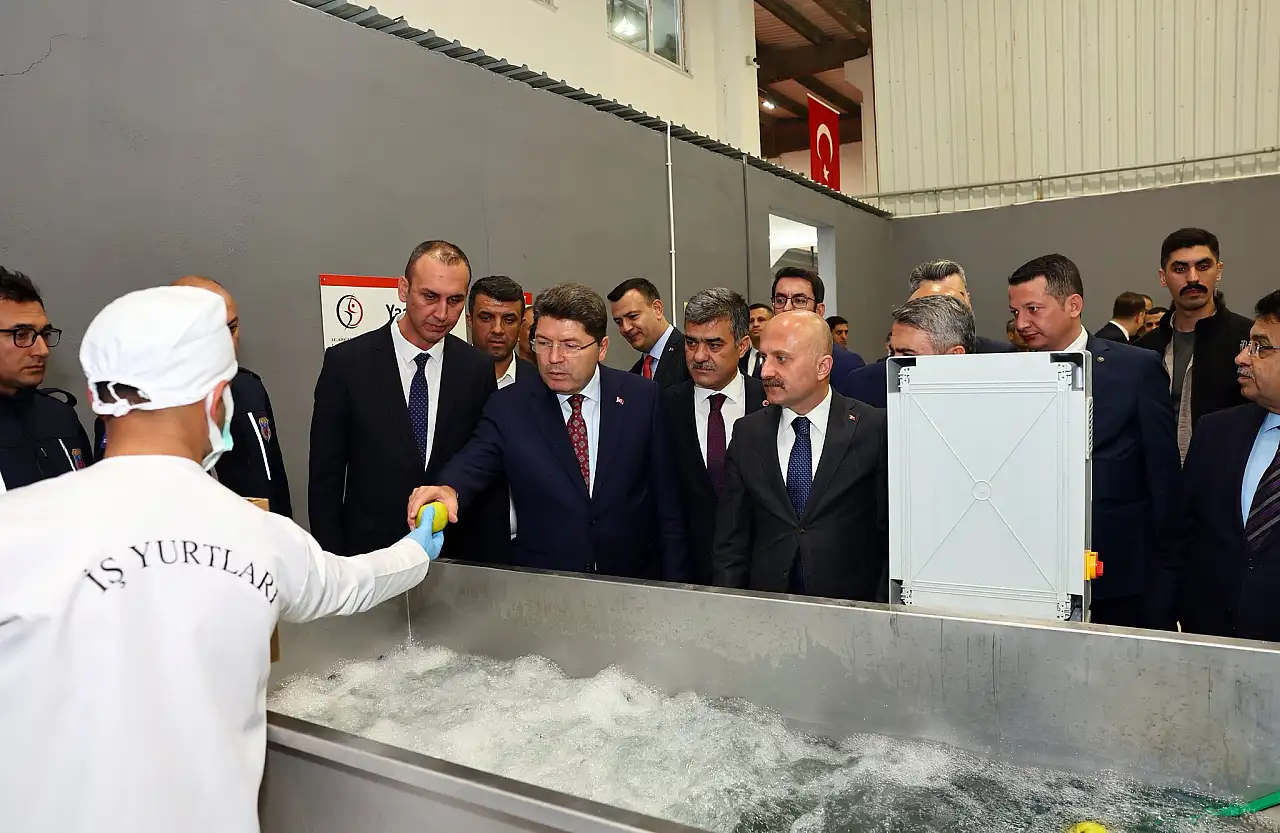 Bakan Tunç, Tarım Mükemmeliyet merkezinde incelemelerde bulundu