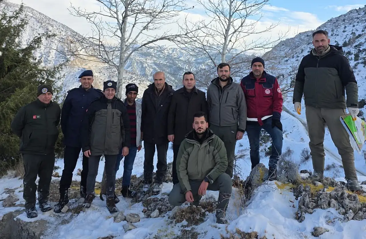 Kaymakam Algın görevlilerle birlikte doğaya yem bıraktı