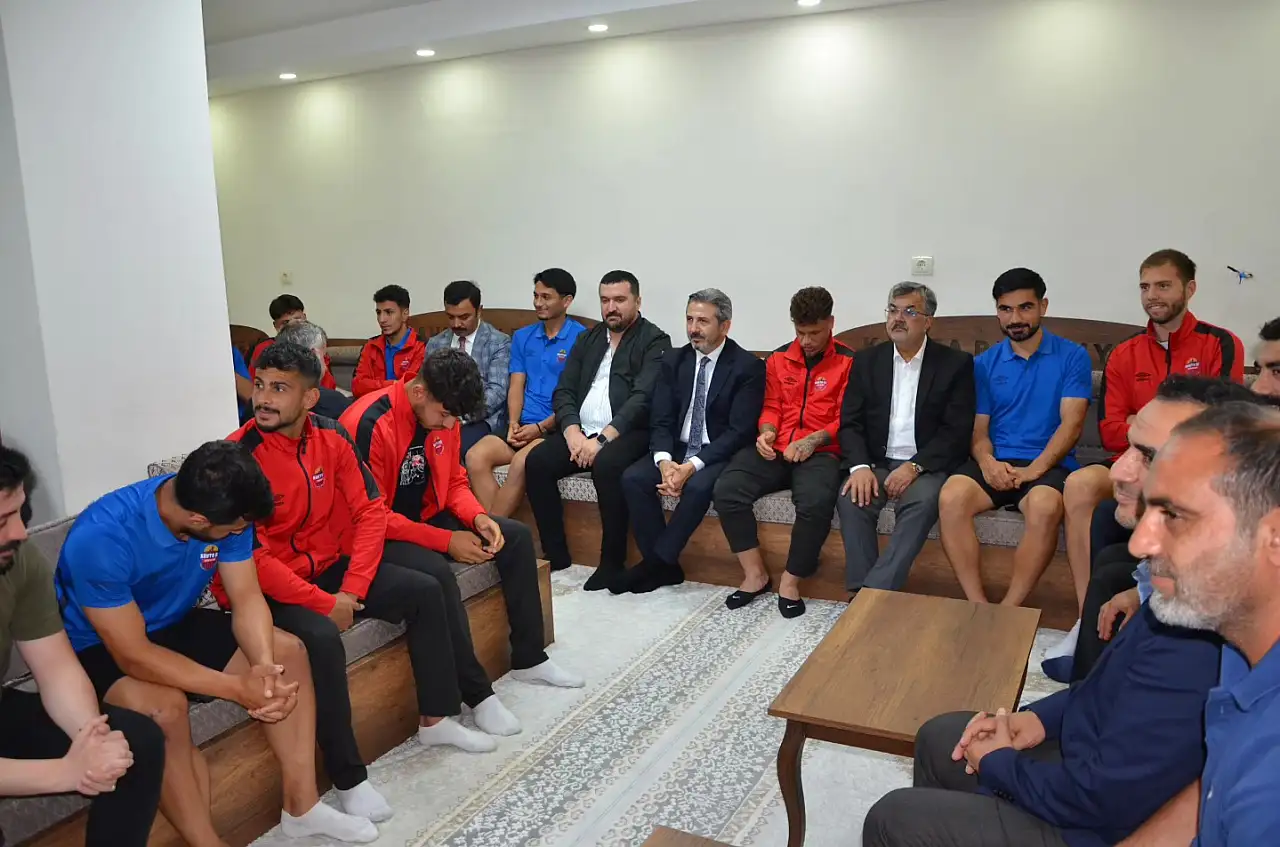 Bakan Yardımcısı Aydın'dan Kahta 02 Spora moral ziyareti