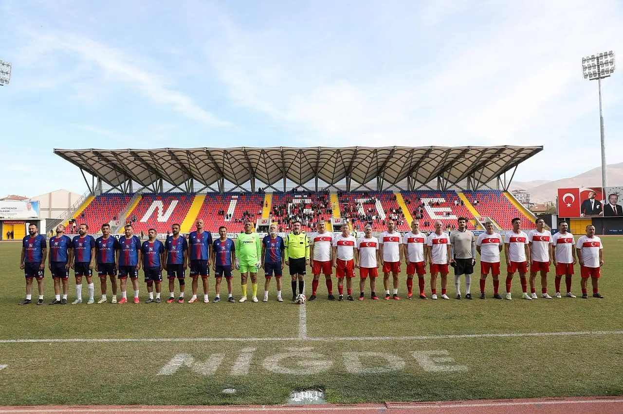 Türk Futbolunun Efsane İsimleri Niğde'de dostluk maçında sahaya çıktı