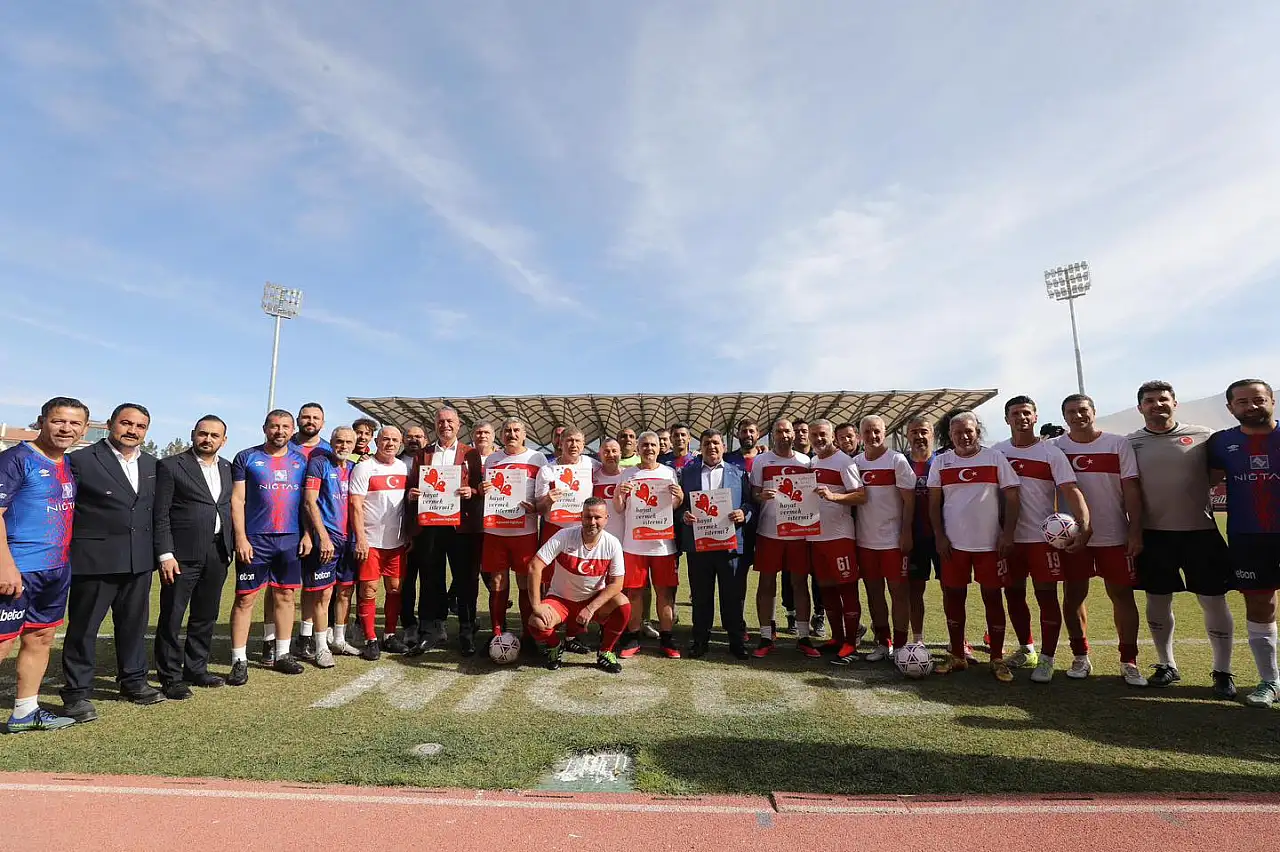Türk Futbolunun Efsane İsimleri Niğde'de dostluk maçında sahaya çıktı