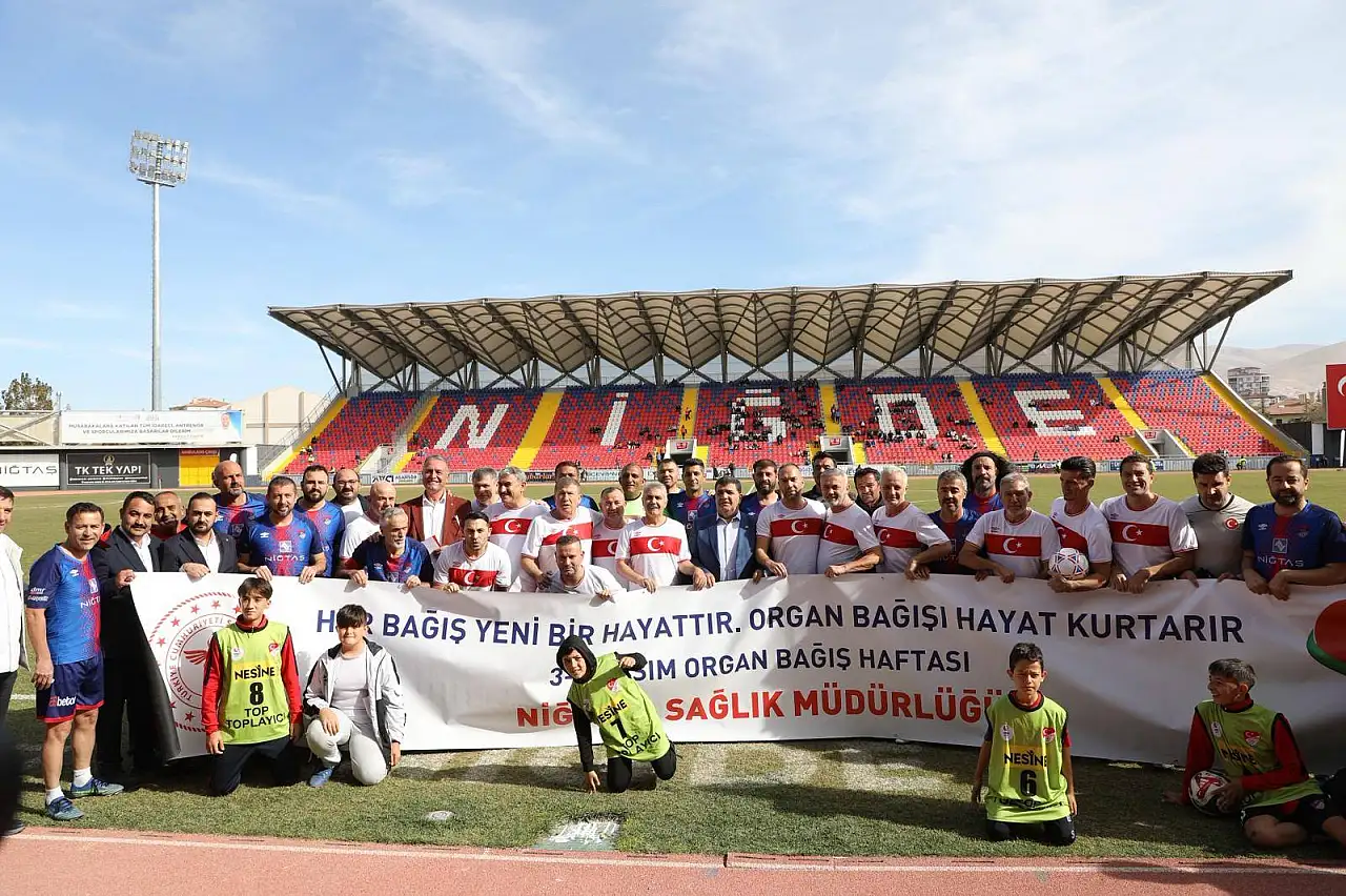 Türk Futbolunun Efsane İsimleri Niğde'de dostluk maçında sahaya çıktı