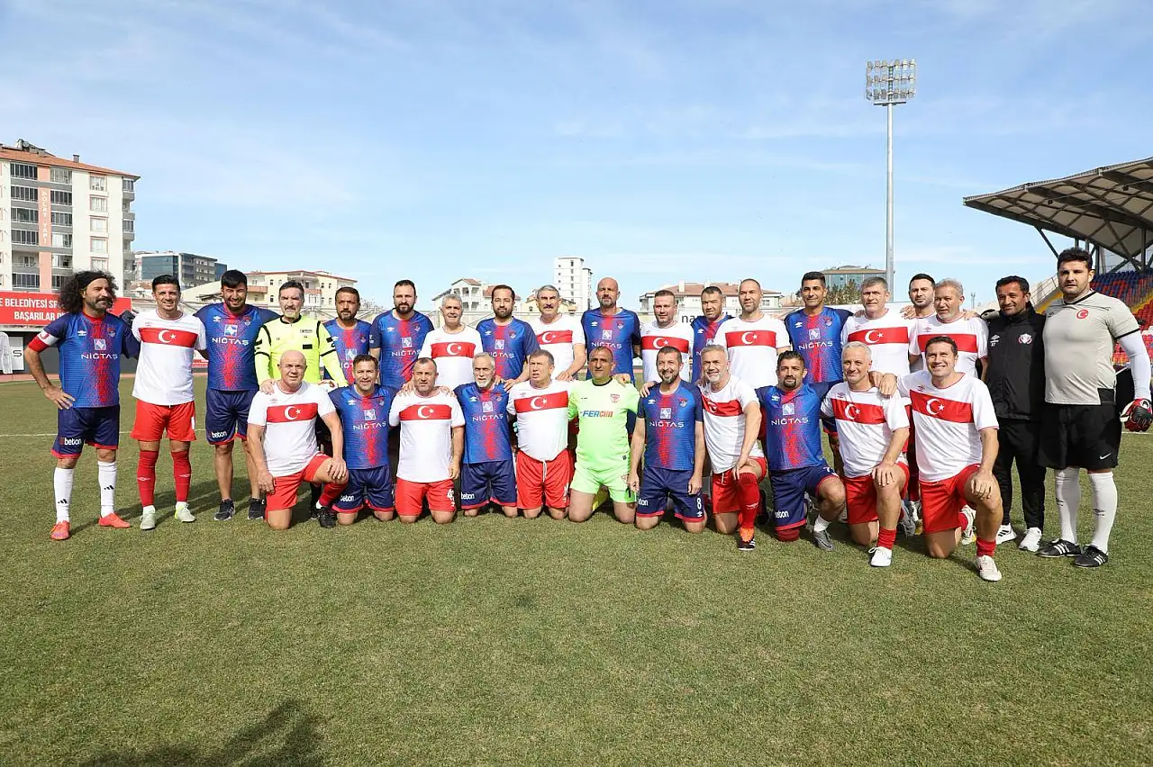 Türk Futbolunun Efsane İsimleri Niğde'de dostluk maçında sahaya çıktı