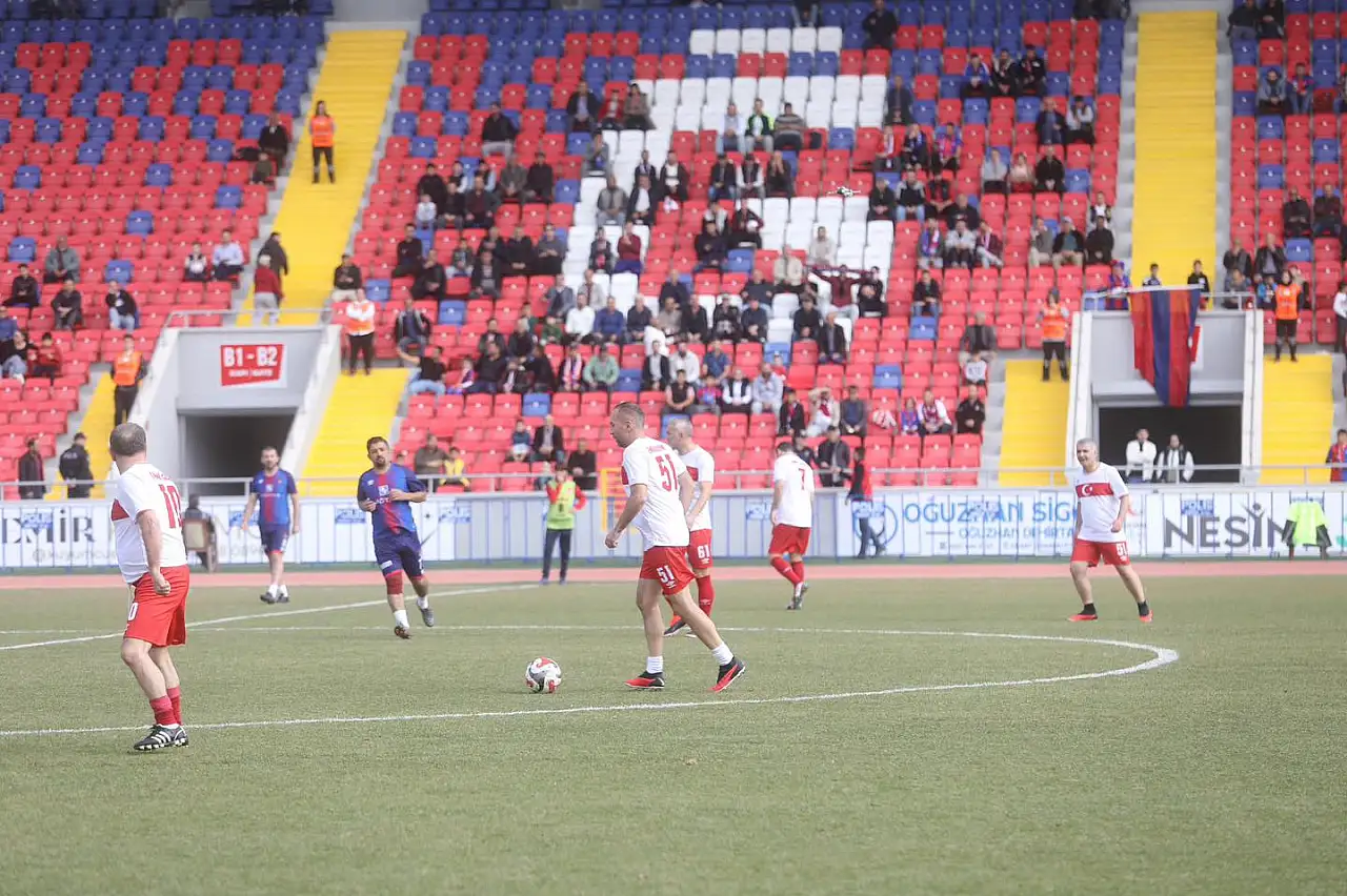 Türk Futbolunun Efsane İsimleri Niğde'de dostluk maçında sahaya çıktı