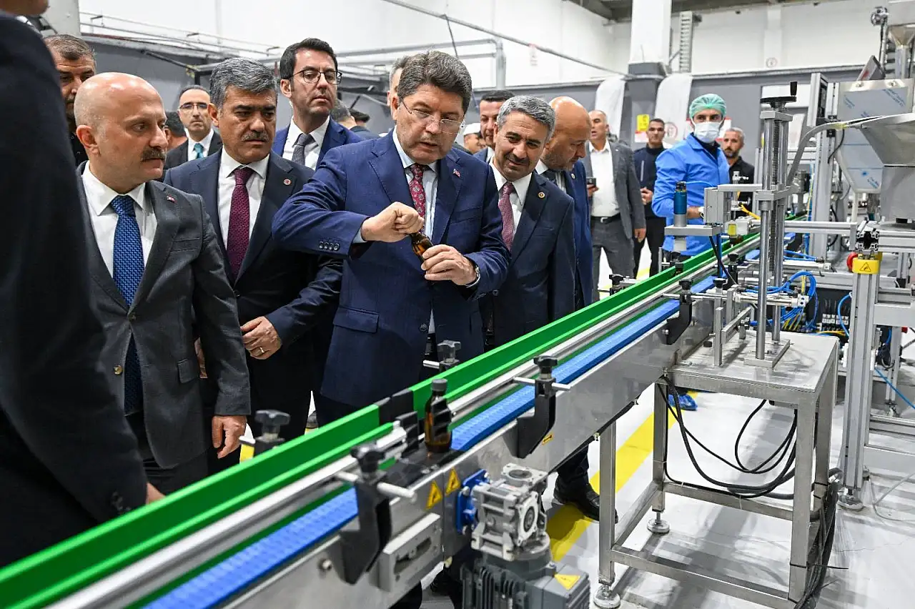 Bakan Tunç, Tarım Mükemmeliyet merkezinde incelemelerde bulundu