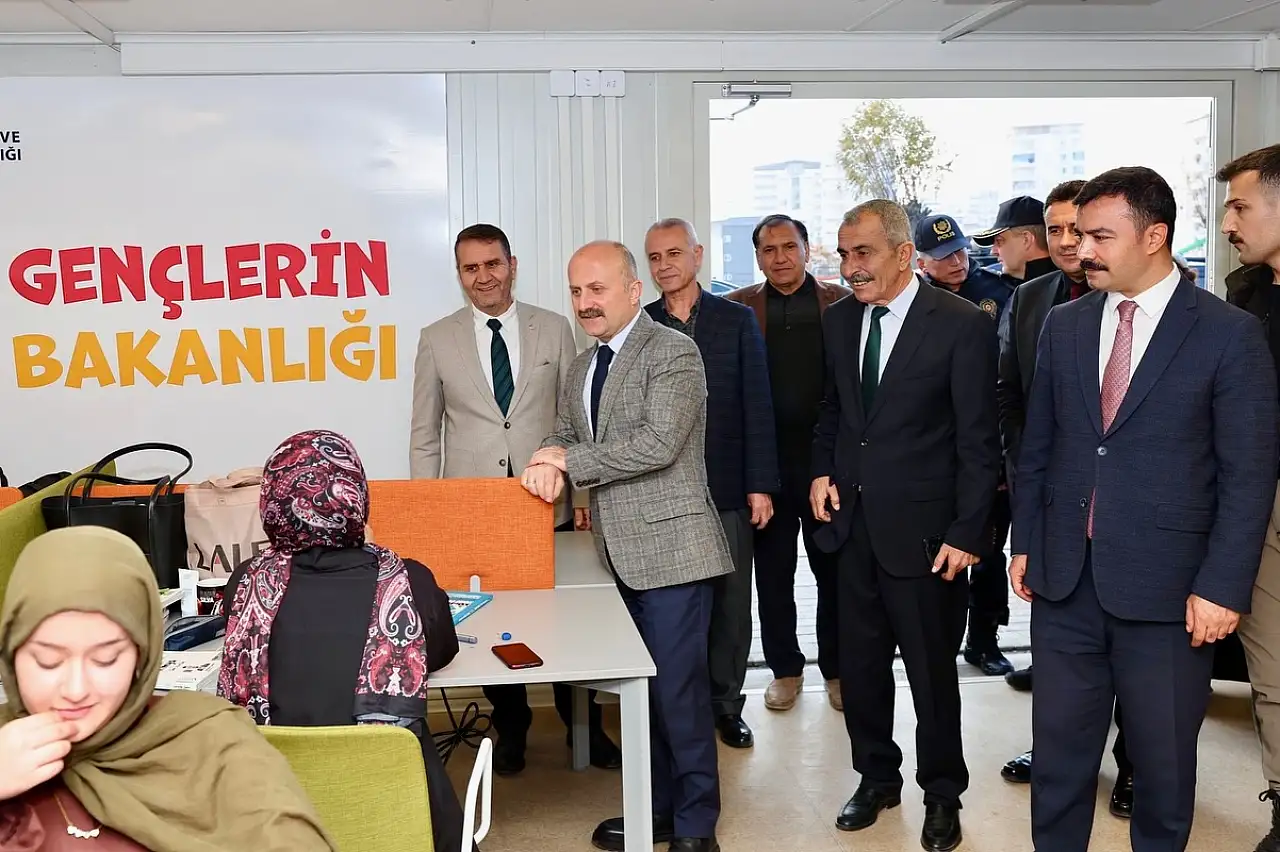 Vali Varol Kahta Genç Ofiste gençlerle bir araya geldi