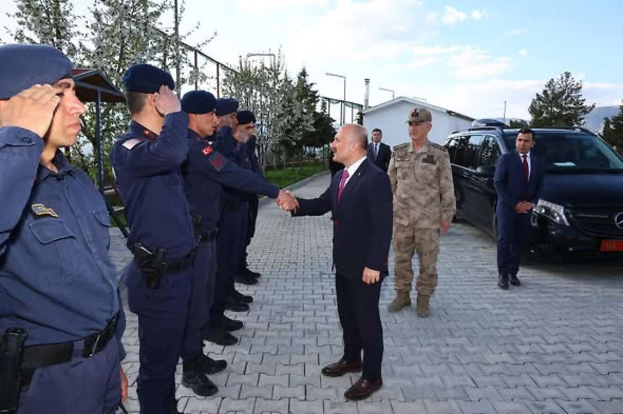 Vali Varol Harmanlı Beldesi Jandarma Karakolunu ziyaret etti