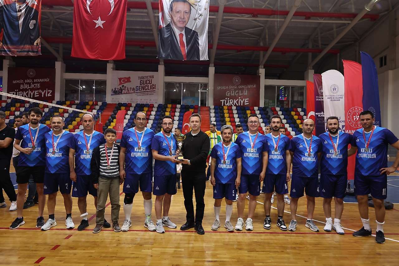 4. Kamu Spor Oyunları Voleybol Turnuvasında ödüller sahiplerini buldu