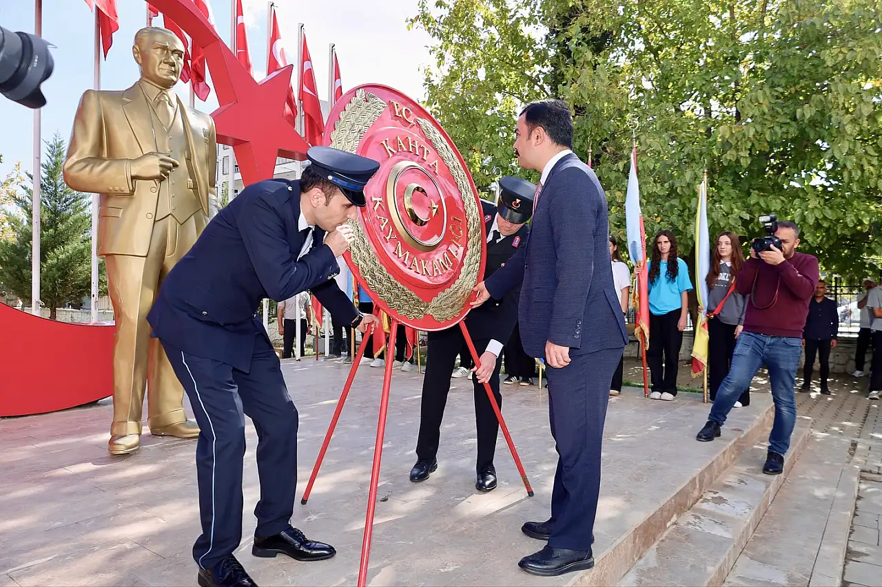 Kahta'da 29 Ekim Cumhuriyet Bayramı çelenk sunma töreni düzenlendi