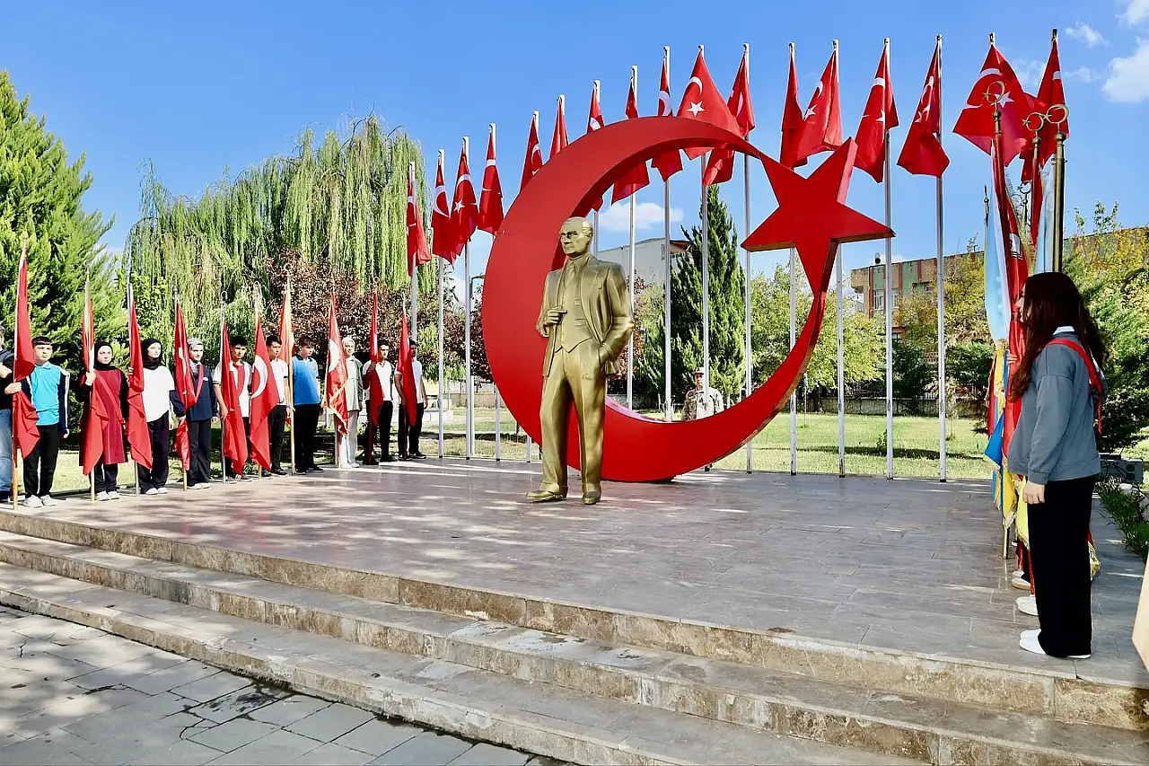 Kahta'da 29 Ekim Cumhuriyet Bayramı çelenk sunma töreni düzenlendi