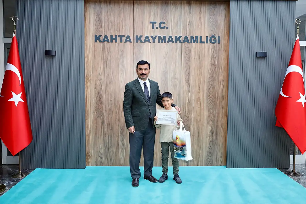 Küçük bir kalpten büyük bir iyilik: Kumbarasındaki parasını cami inşaatına bağışladı