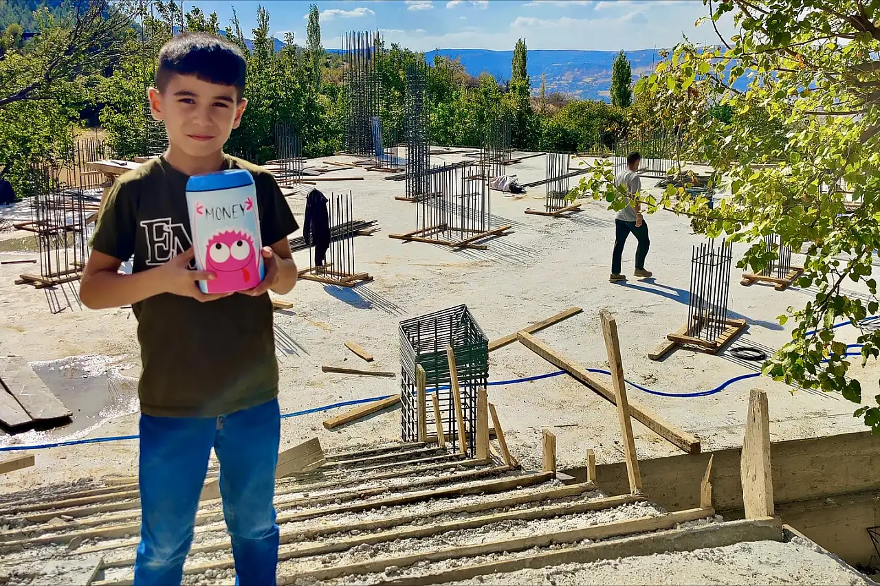 Küçük bir kalpten büyük bir iyilik: Kumbarasındaki parasını cami inşaatına bağışladı