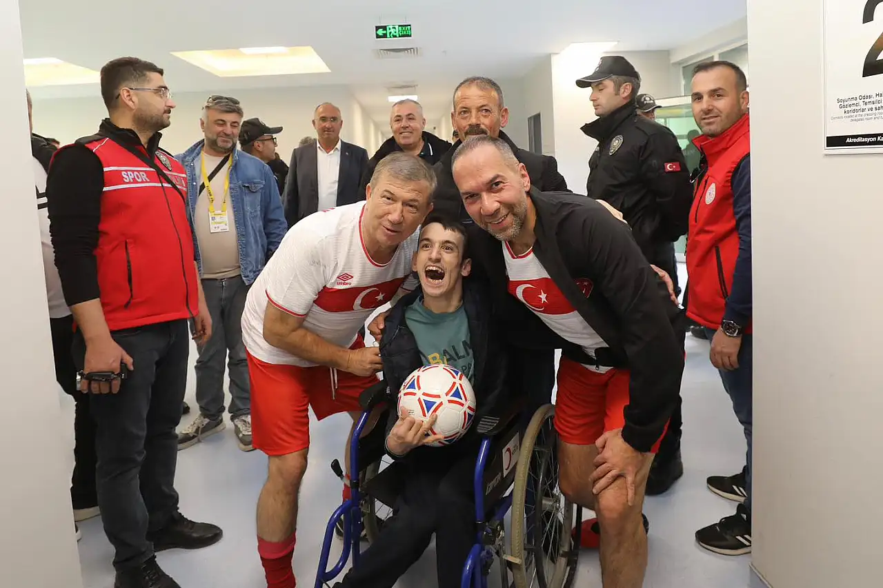 Türk Futbolunun Efsane İsimleri Niğde'de dostluk maçında sahaya çıktı