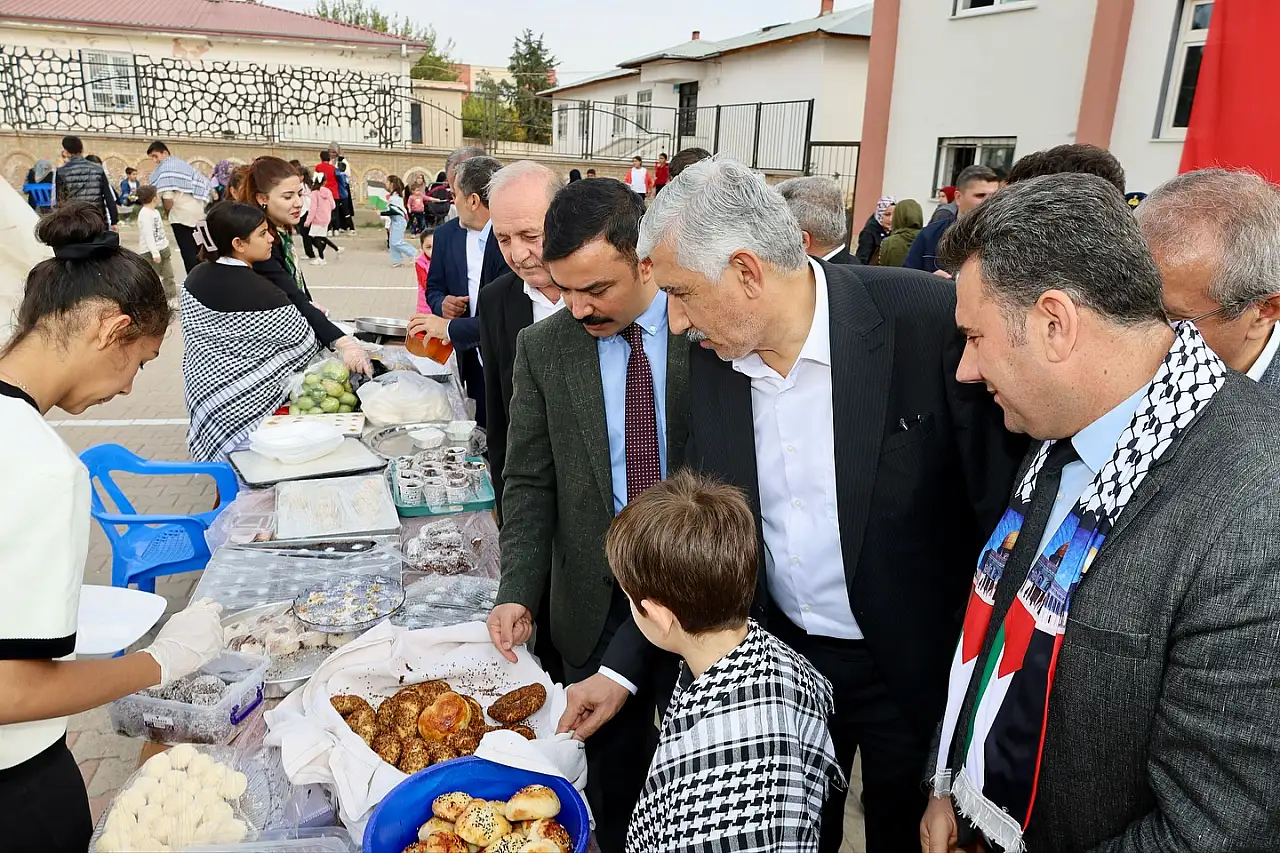 Kahta'da iki okulda Filistin'in yararına kermes düzenlendi
