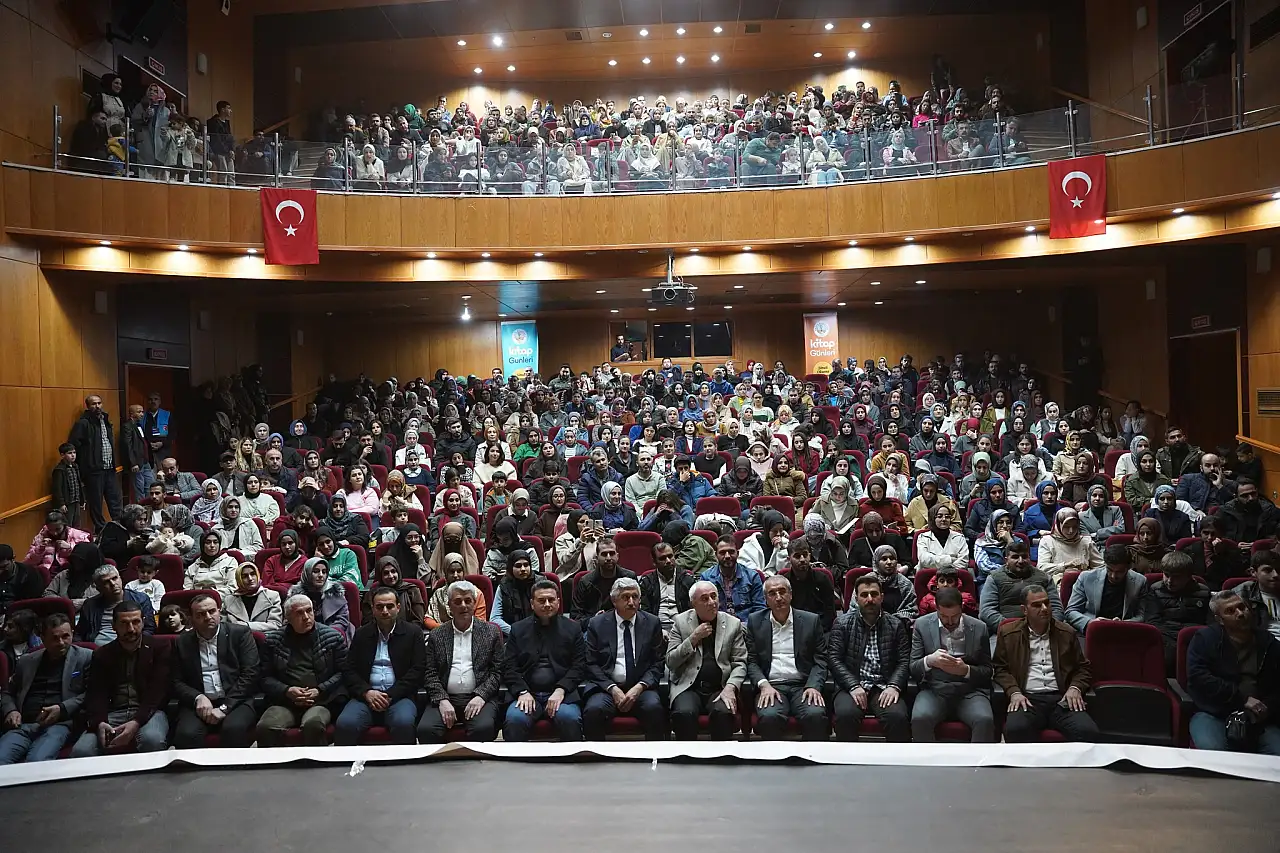 Nurallah Genç Kahta'da okurlarıyla buluştu