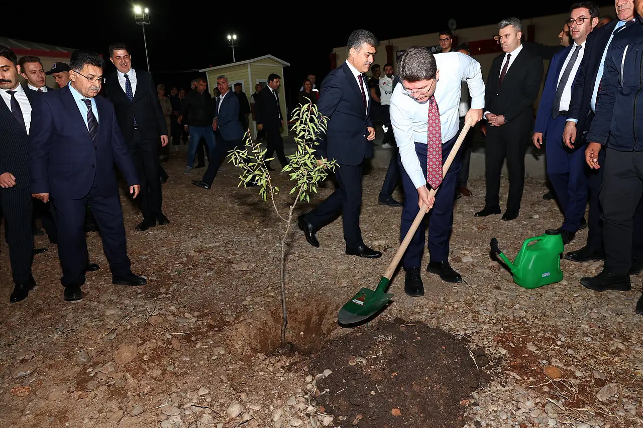 Bakan Tunç, Tarım Mükemmeliyet merkezinde incelemelerde bulundu
