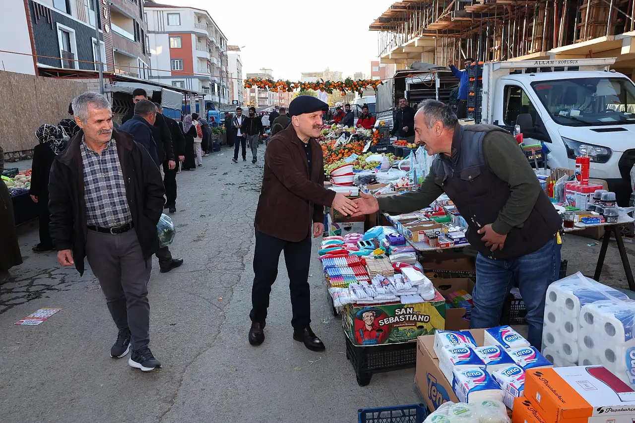 Vali Varol Semt Pazarı esnafıyla bir araya geldi