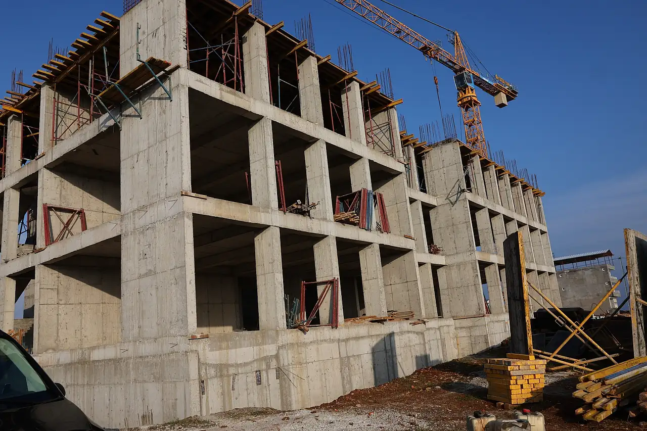 Vali Varol Kahta Çobanlı ilkokulu inşaatında incelemede bulundu