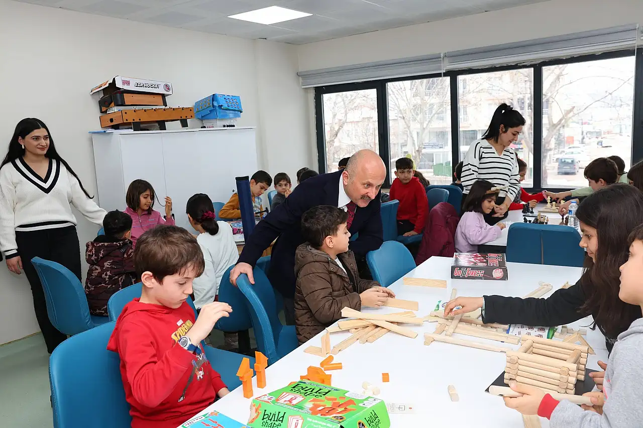 Vali Varol Gölbaşı Gençlik Merkezinde gençlerle bir araya geldi