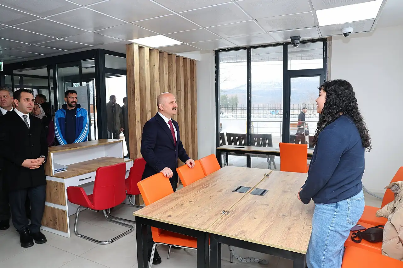 Vali Varol Gölbaşı Gençlik Merkezinde gençlerle bir araya geldi