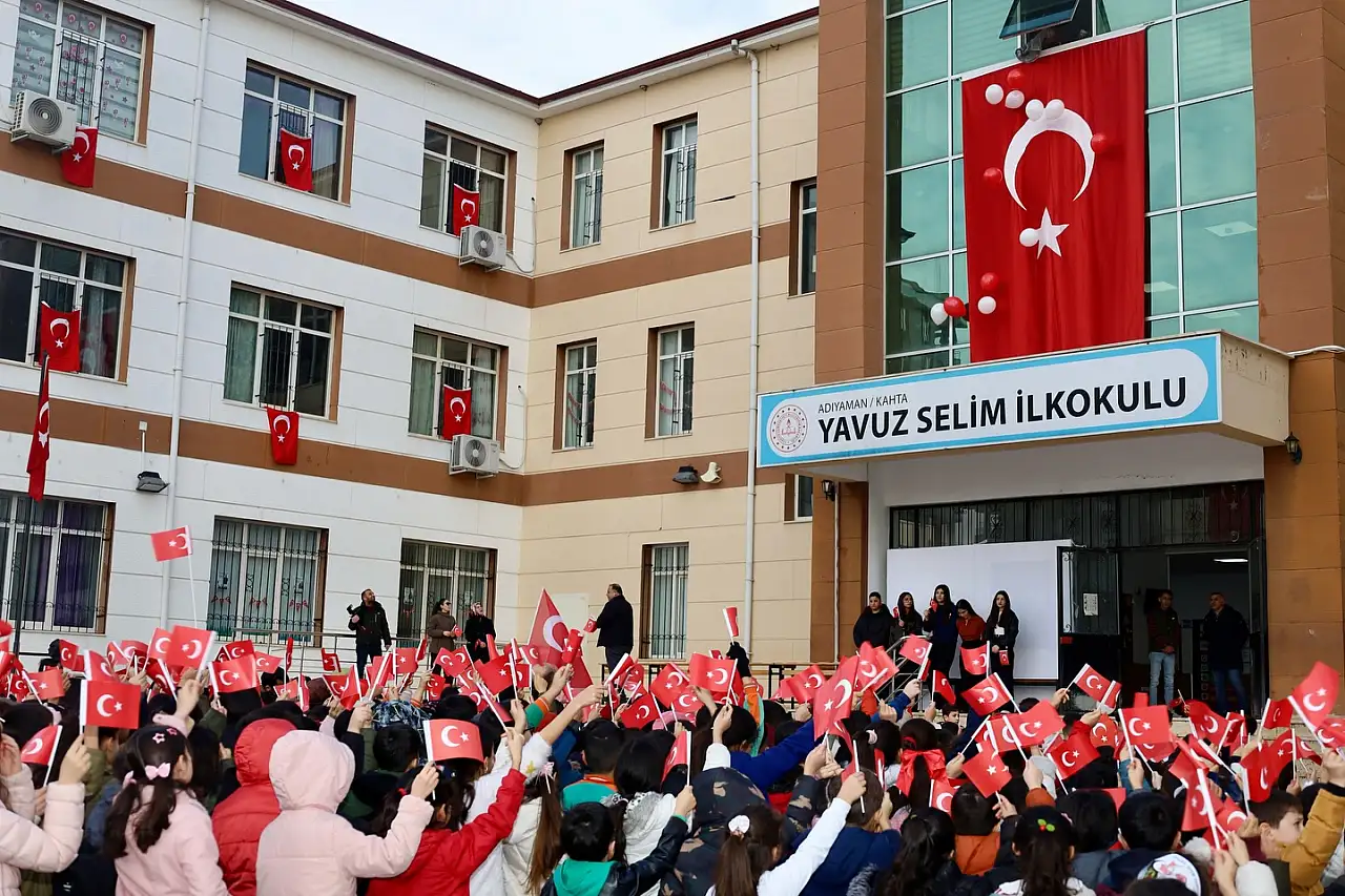 Kahta'da ikinci dönem bayrak sevgisiyle başladı