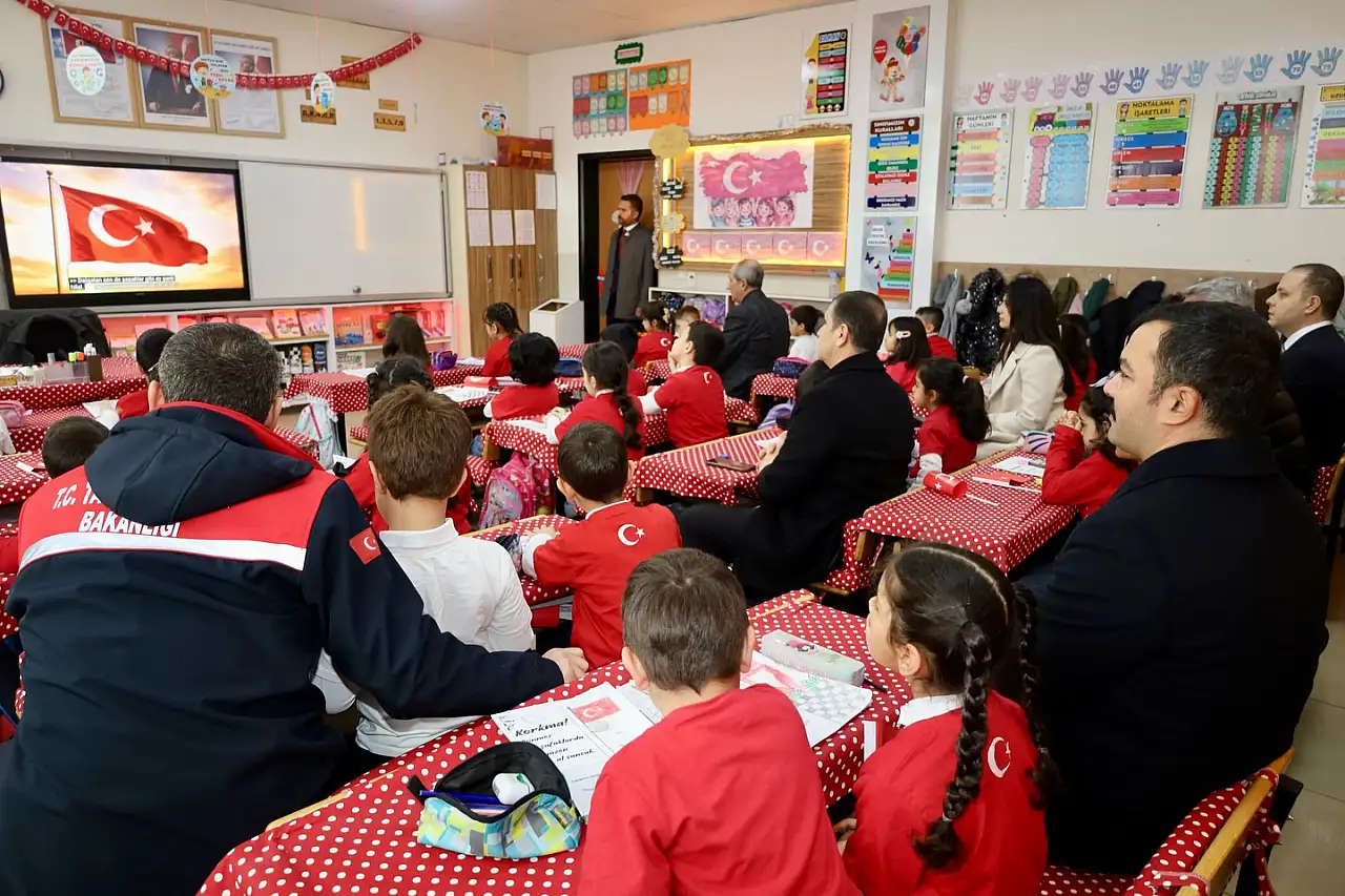 Kahta'da ikinci dönem bayrak sevgisiyle başladı