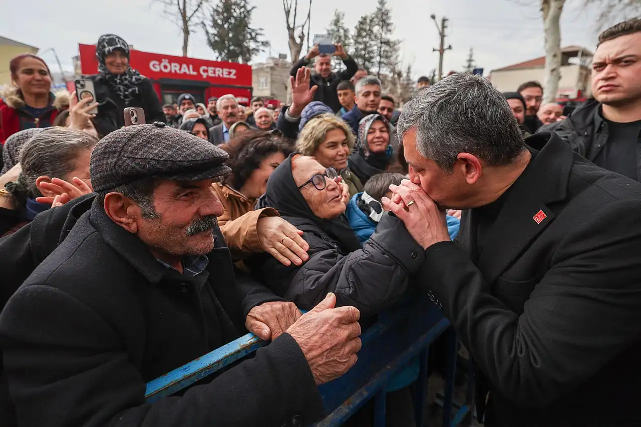 CHP Genel Başkanı Özgür Özel Gölbaşı'nda vatandaşlara hitap etti