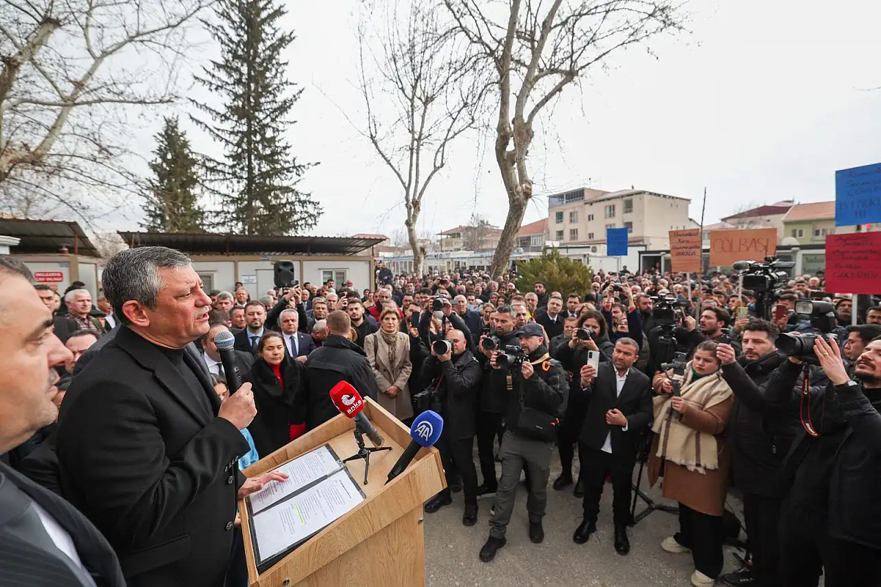 CHP Genel Başkanı Özgür Özel Gölbaşı'nda vatandaşlara hitap etti