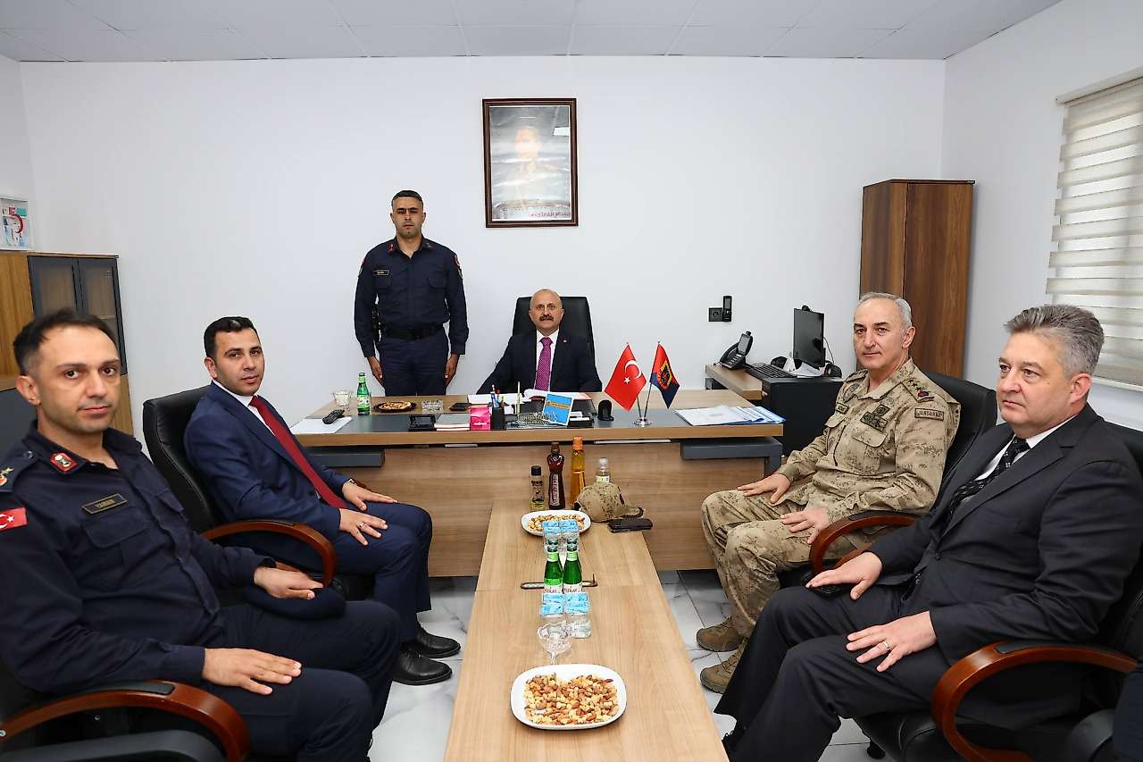 Vali Varol Harmanlı Beldesi Jandarma Karakolunu ziyaret etti
