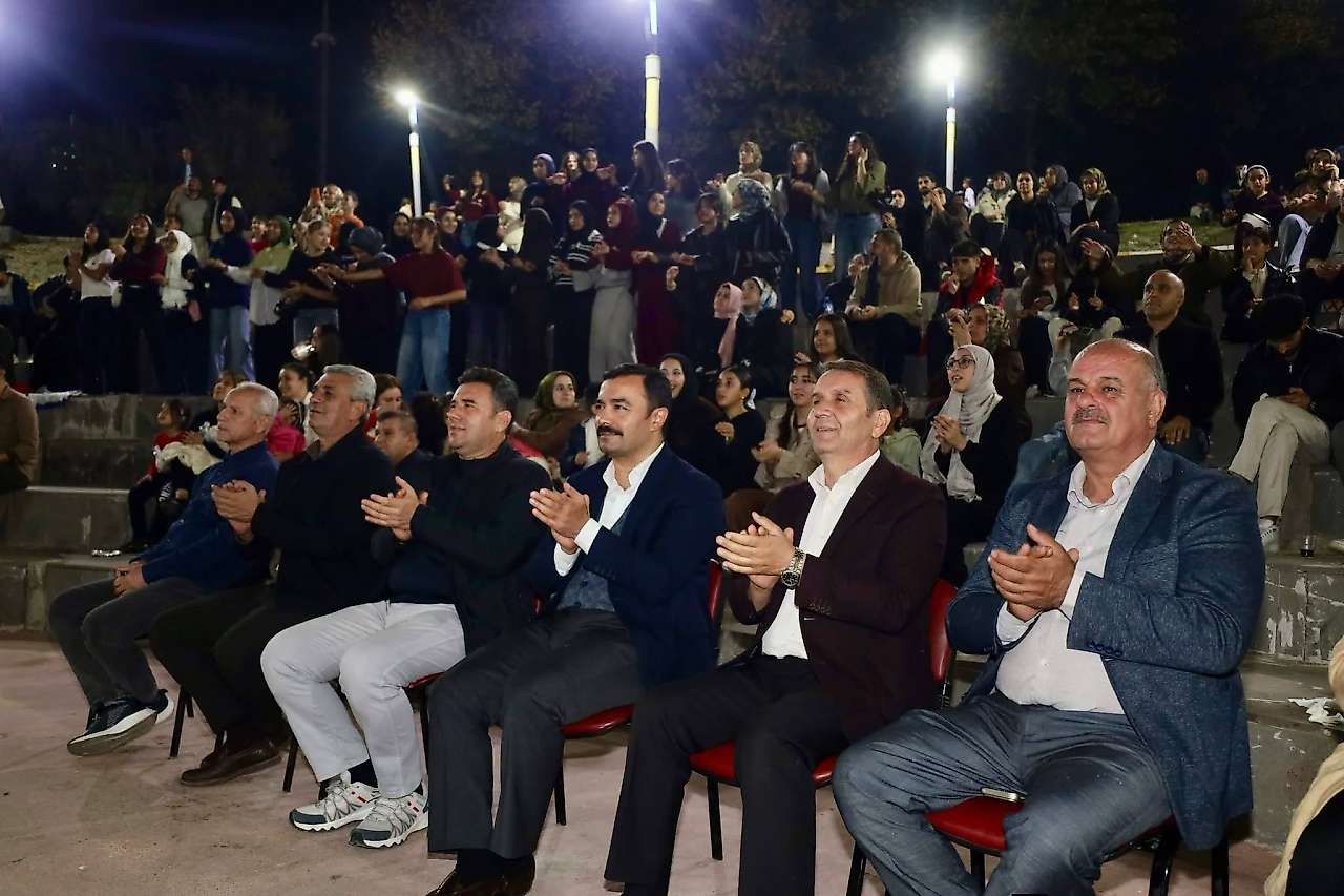 Kahta'da Mikrofon Sende Genç Yetenekler Yarışması düzenlendi