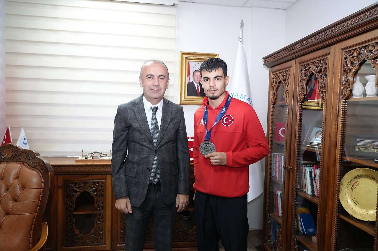 Rektör Keleş, Karatede dünya İkincisi sporcuyu ağırladı