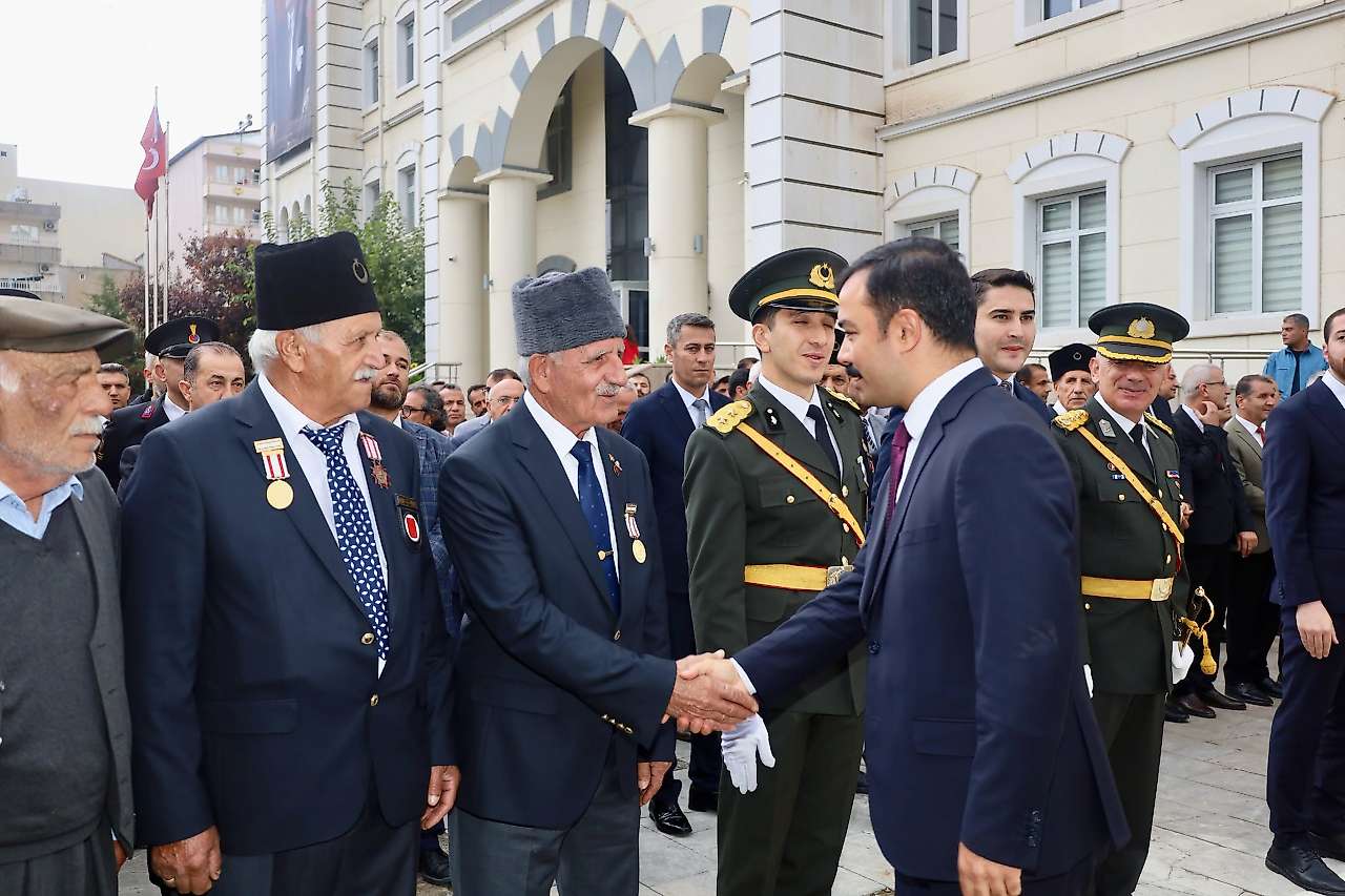Kahta'da 29 Ekim Cumhuriyet Bayramı Çelenk Sunma Töreni düzenlendi