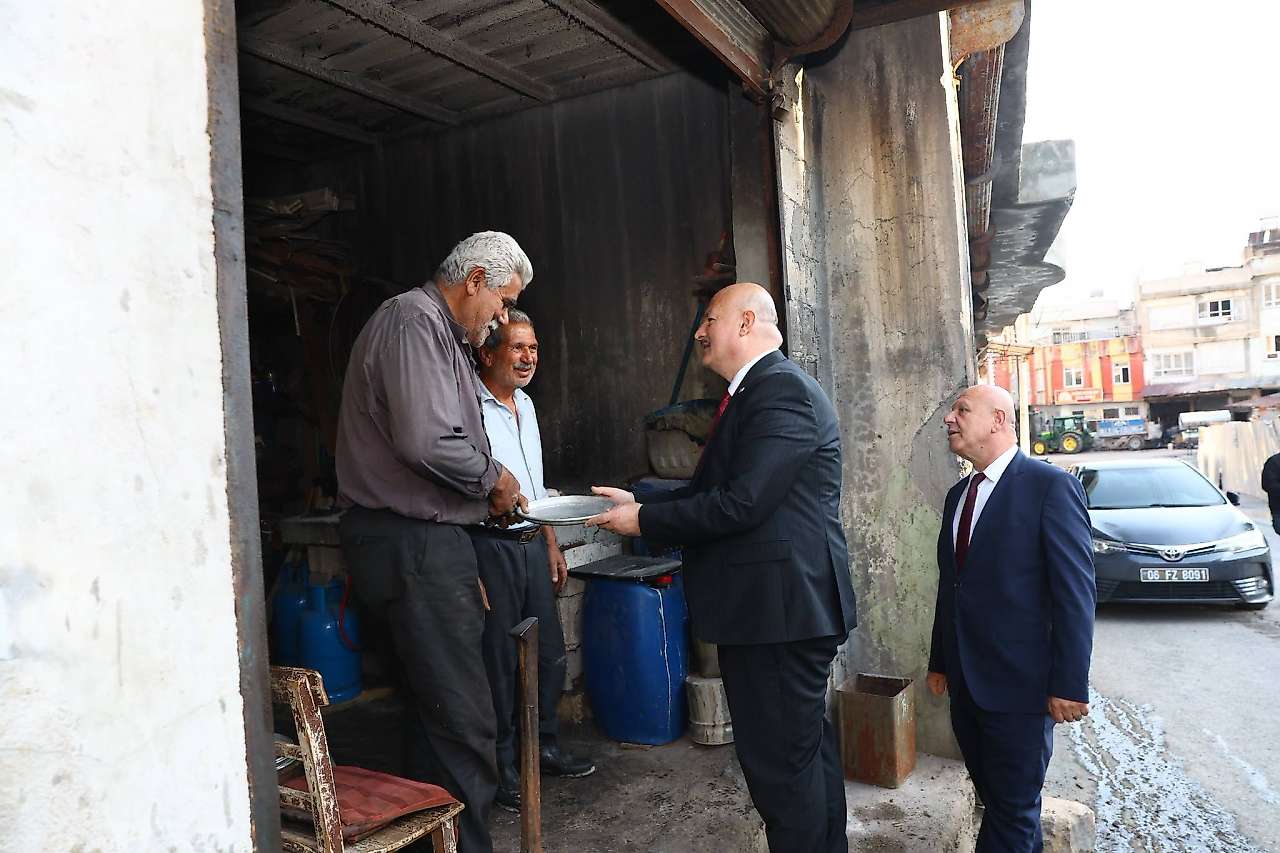 Vali Küçük Oturakçı pazarı esnafını ziyaret etti