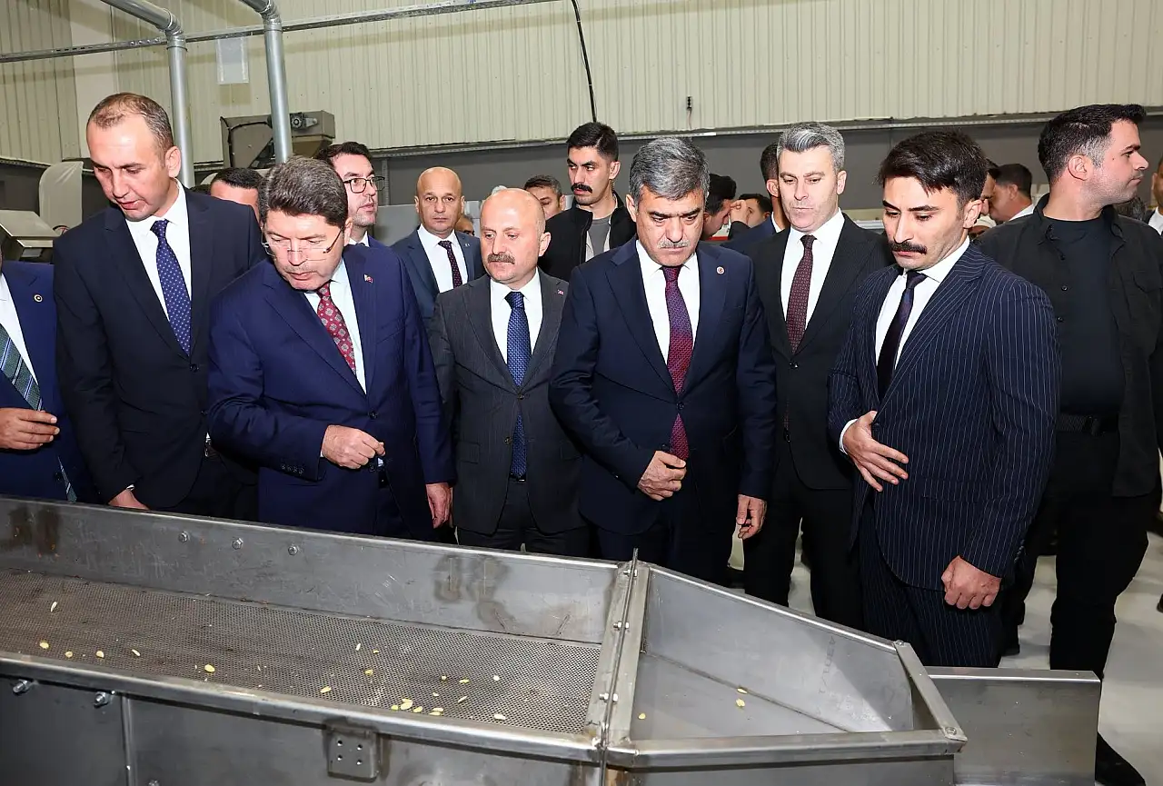 Bakan Tunç, Tarım Mükemmeliyet merkezinde incelemelerde bulundu