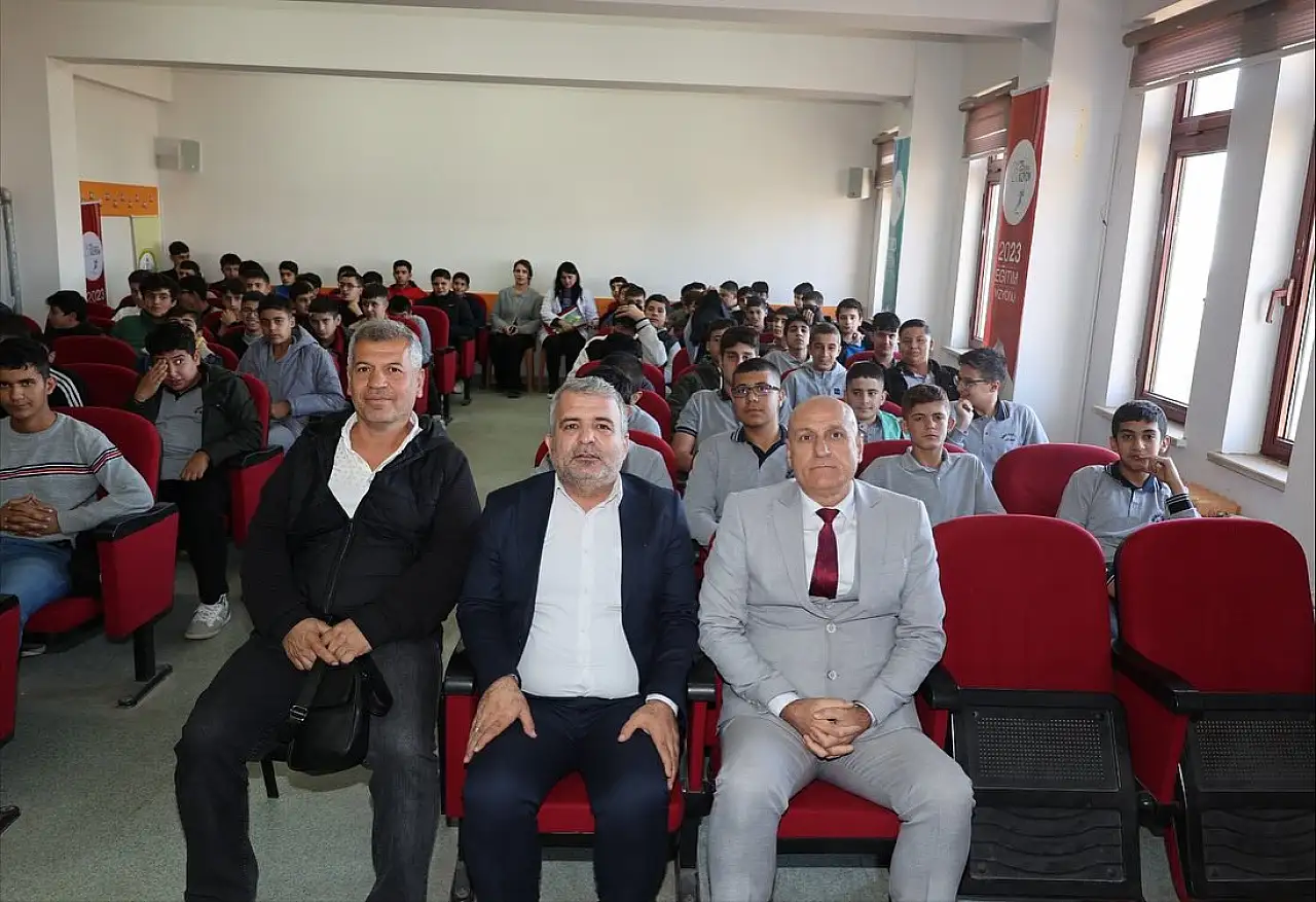 Elüstü, kariyer günleri kapsamında öğrencilerle buluştu