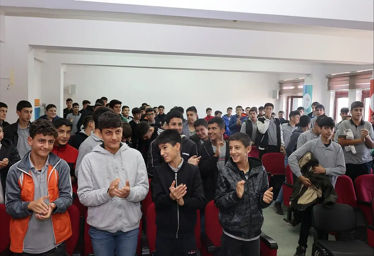 Elüstü, kariyer günleri kapsamında öğrencilerle buluştu