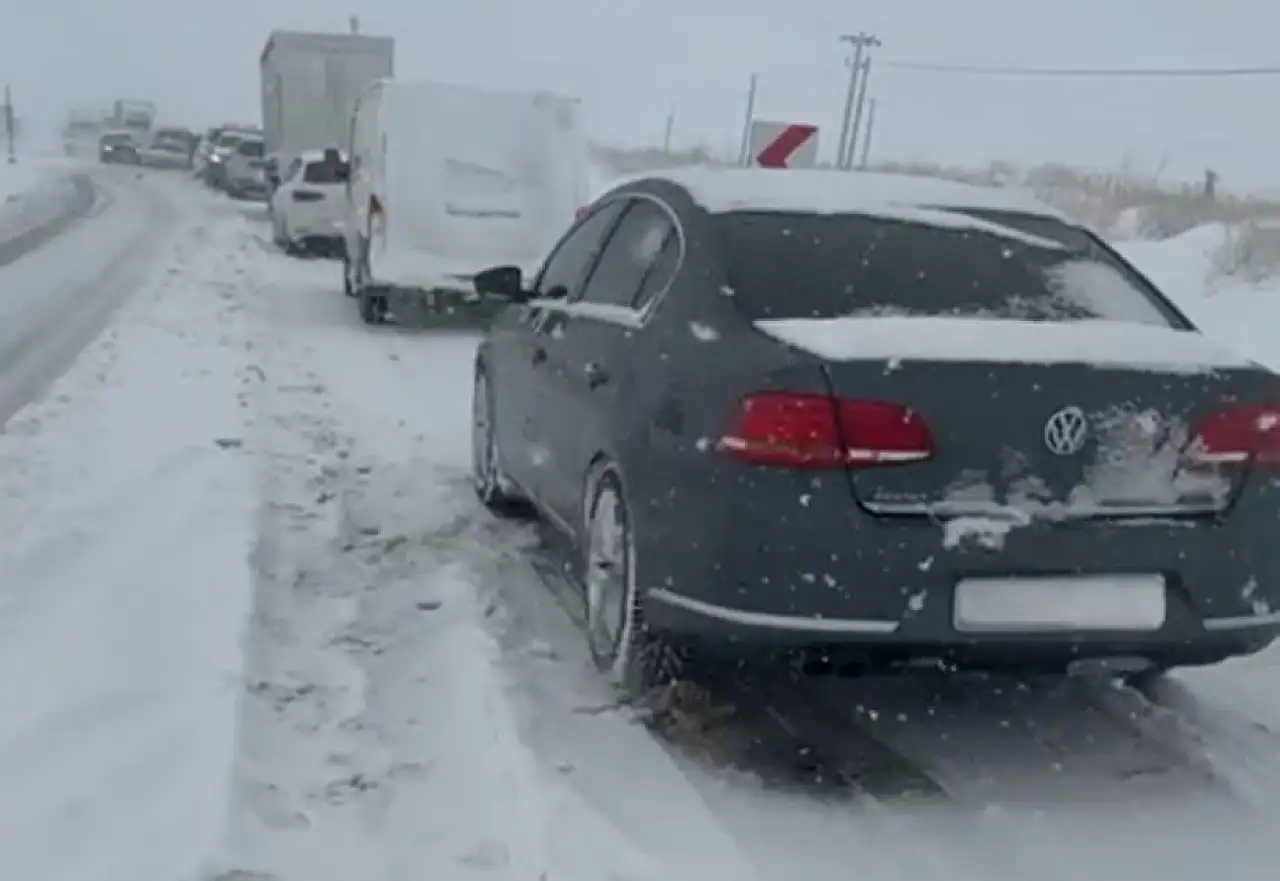 Gölbaşı'nda yoğun kar yağışı nedeniyle uzun araç kuyruğu oluştu