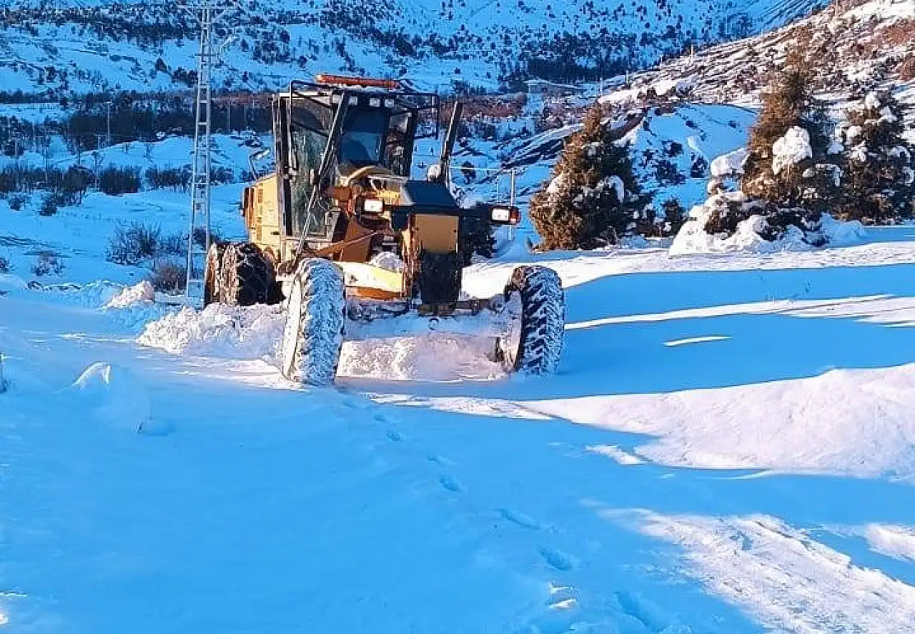 Adıyaman'da il genelinde karla mücadele çalışmaları kesintisiz devam ediyor
