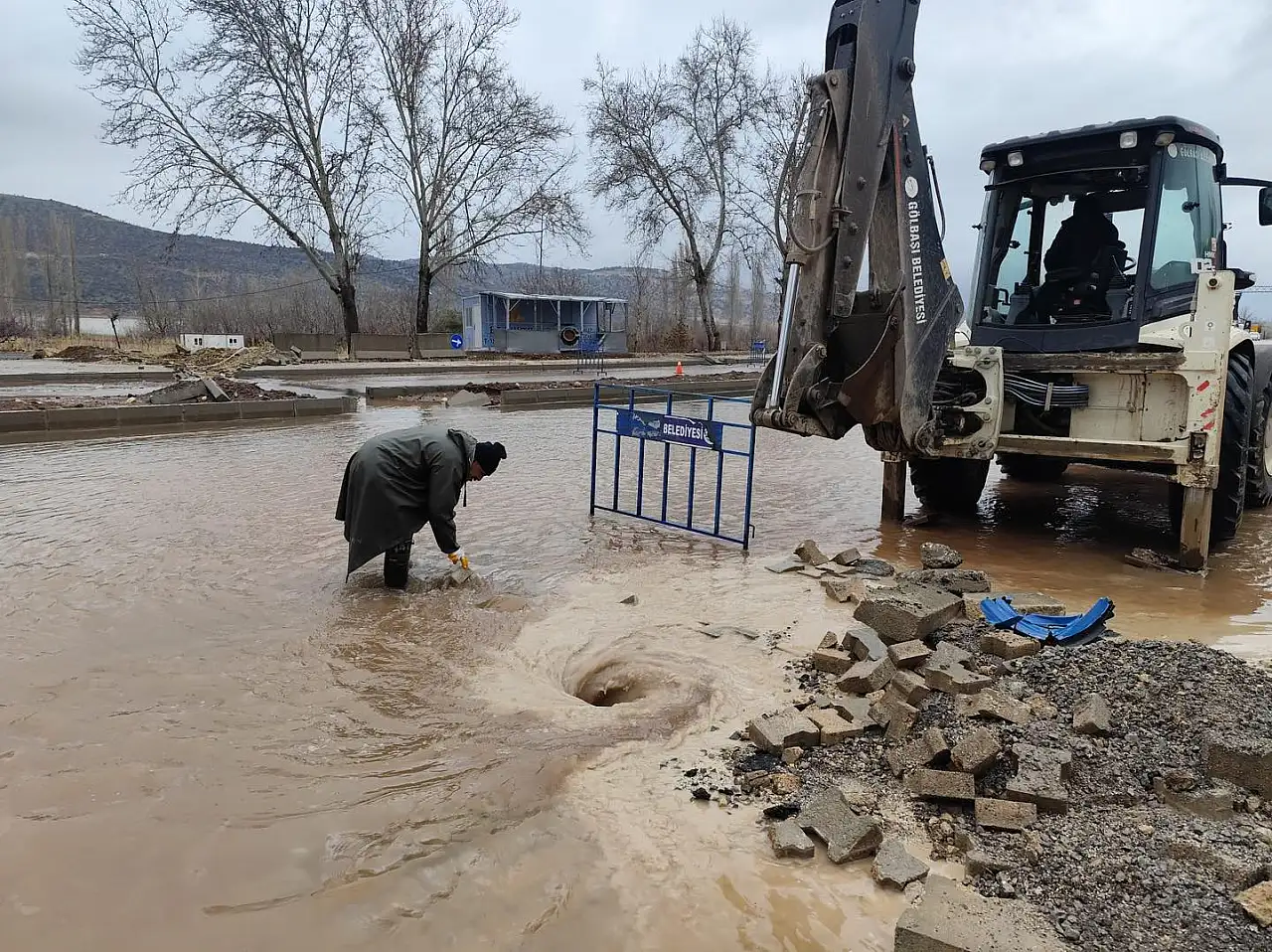 Gölbaşı belediye ekiplerinden sahada yoğun mesai