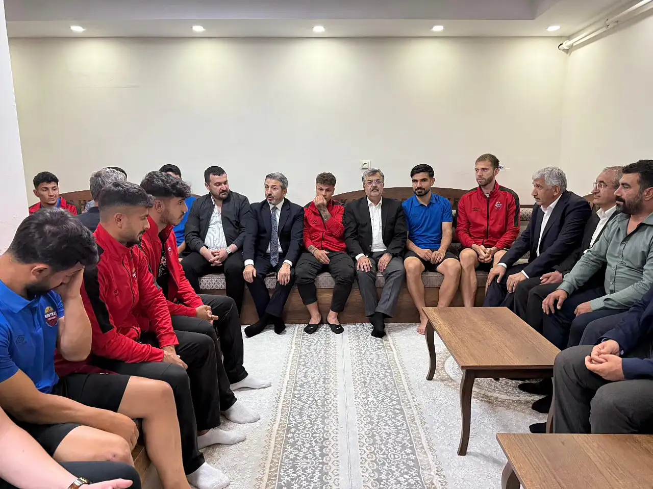 Bakan Yardımcısı Aydın'dan Kahta 02 Spora moral ziyareti