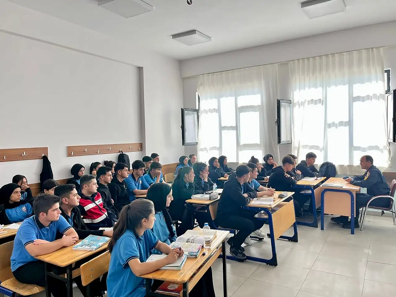 Kahta'da Jandarma Asayiş Tim Personeli öğrencileri bilgilendirdi