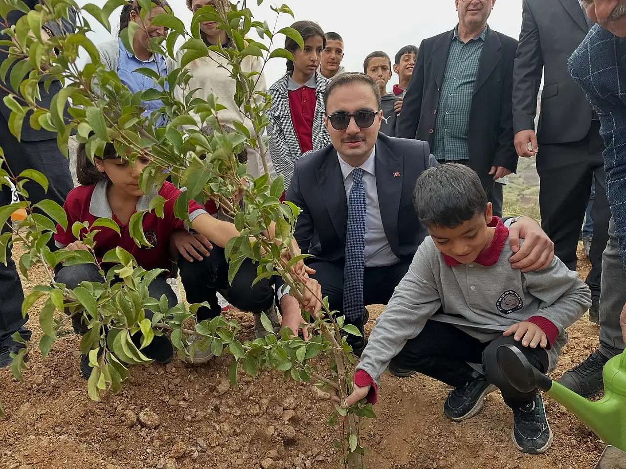 İnlice'de Kaymakam Yıldız ve öğrenciler fidanları toprakla buluşturdu