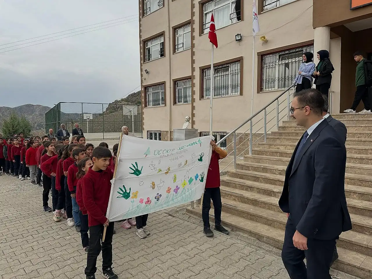 İnlice'de Kaymakam Yıldız ve öğrenciler fidanları toprakla buluşturdu