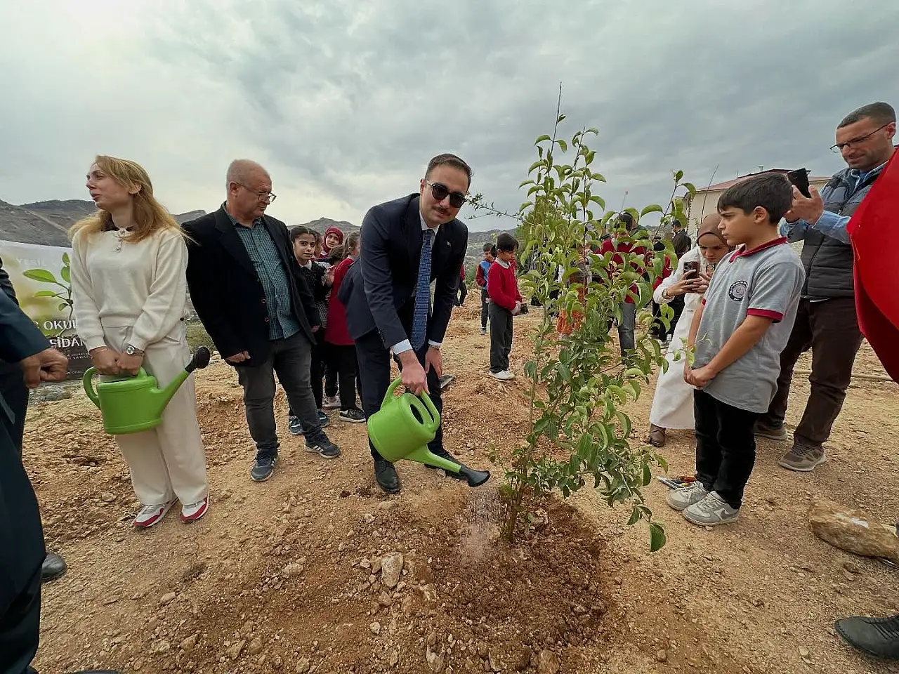 İnlice'de Kaymakam Yıldız ve öğrenciler fidanları toprakla buluşturdu
