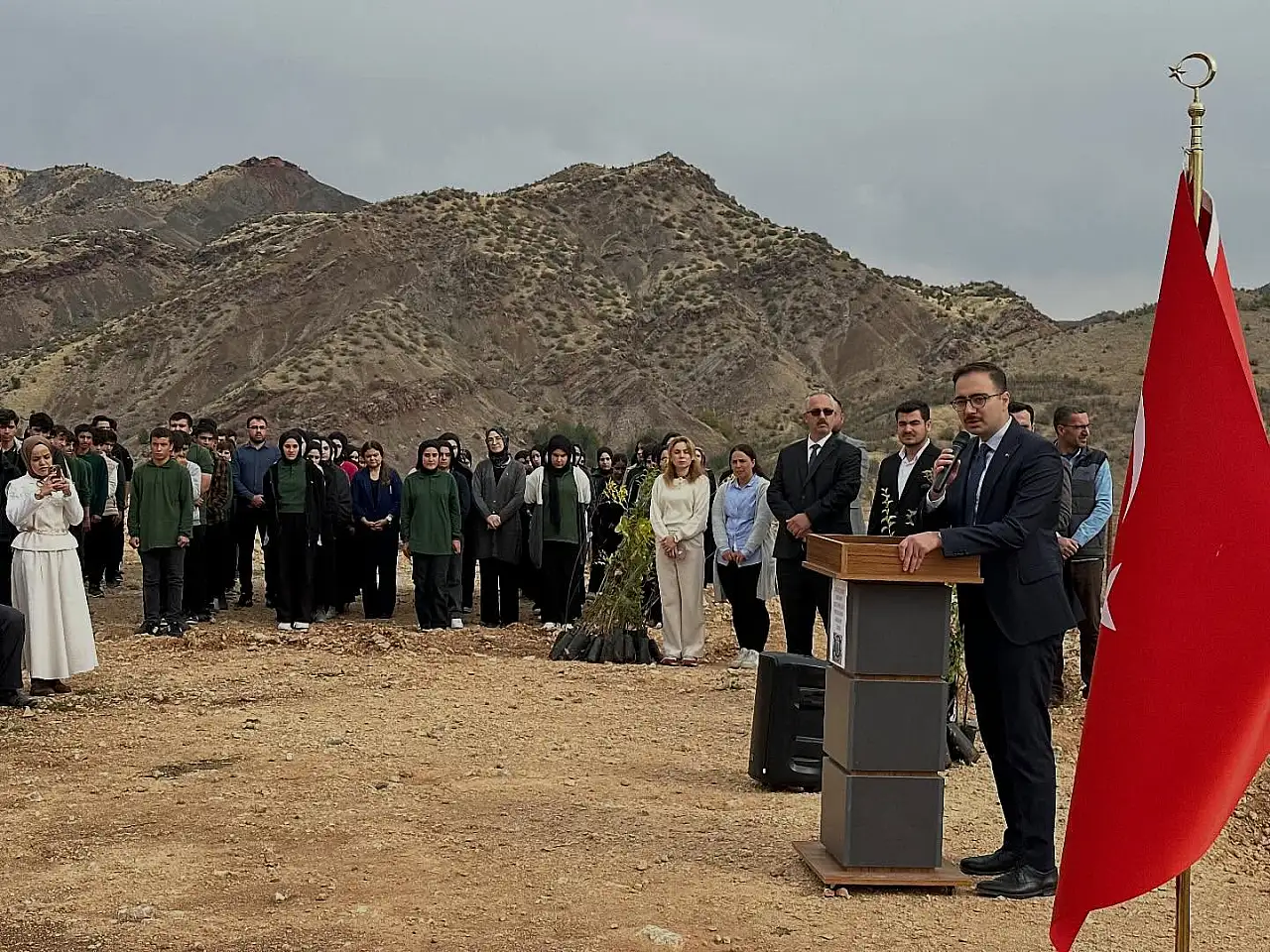 İnlice'de Kaymakam Yıldız ve öğrenciler fidanları toprakla buluşturdu