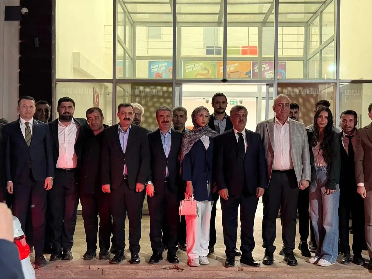 Milletvekili Özhan Besni Gençlik merkezinde gençlerle buluştu