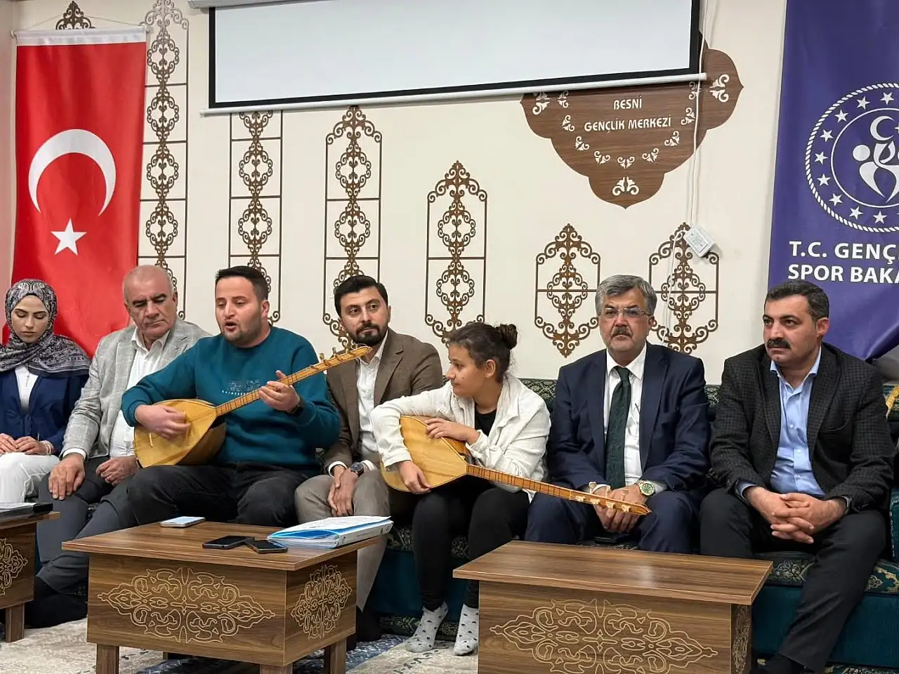 Milletvekili Özhan Besni Gençlik merkezinde gençlerle buluştu