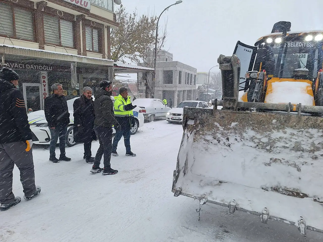 Besni Belediye ekipleri kar temizleme çalışması başlattı