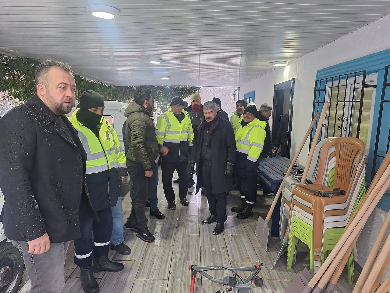 Besni Belediye ekipleri kar temizleme çalışması başlattı